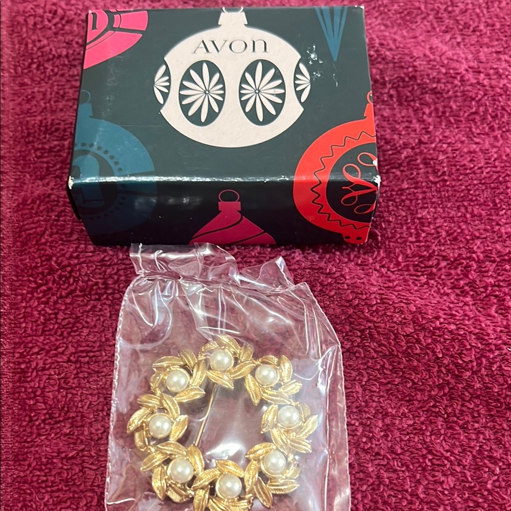Avon Iconic Gold Pearly Wreath Pin
